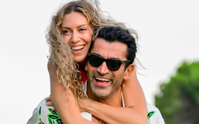 Sahilde romantik dakikalar! Kenan İmirzalıoğlu ile Sinem Kobal adeta aşk tazeledi
