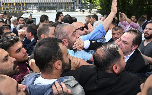 Meclis kapısında gerginlik! CHP'liler birbirine girdi görüntülere bakın