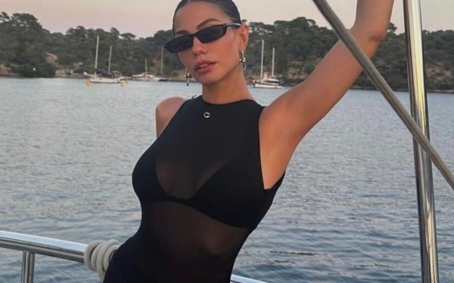 Demet Özdemir tekne tatilinden paylaştı! Gecelik fiyatını duyanlar...