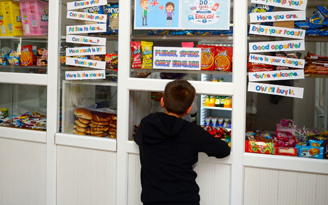 Öğrencilerine İngilizce pratiği yaptırmak için 'kantinci' oldu - Resim: 0