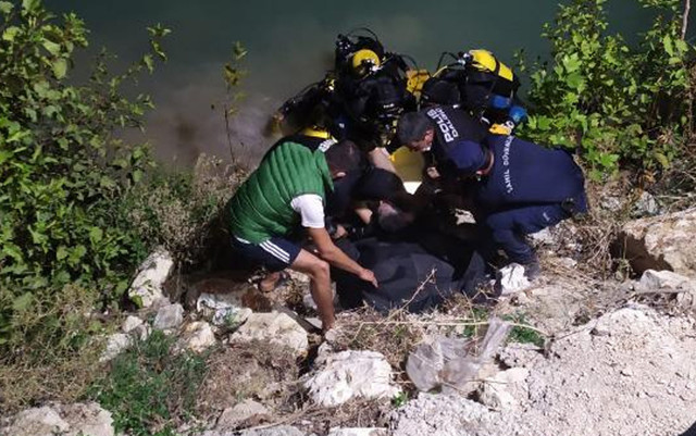Mersin'de köprü üzerinden nehre atlayan adamın cansız bedenine ulaşıldı - Resim: 0