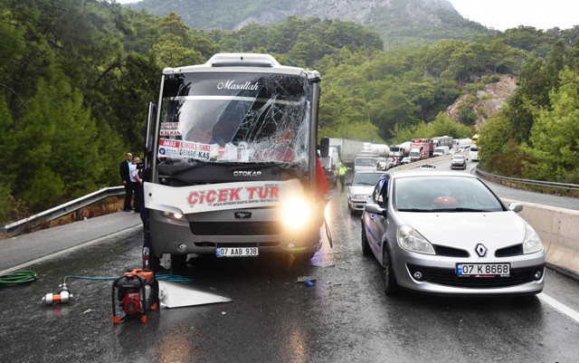 Antalya'da zincirleme trafik kazası: Sürücüden 'sabun gibiydi' tepkisi - Resim: 0