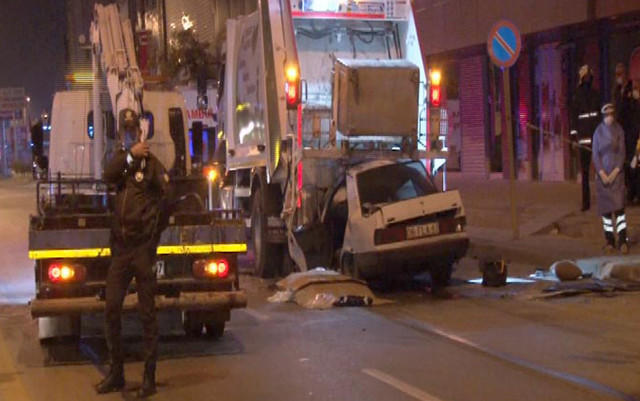 Ankara'da feci kaza: Otomobil çöp kamyonuna ok gibi saplandı - Resim: 0