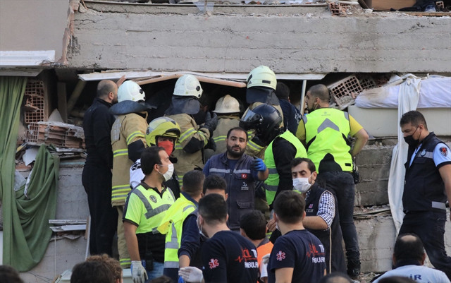 İzmir'de 6,6 büyüklüğünde deprem oldu 12 kişi hayatını kaybetti! İstanbul'da da hissedildi - Resim: 1