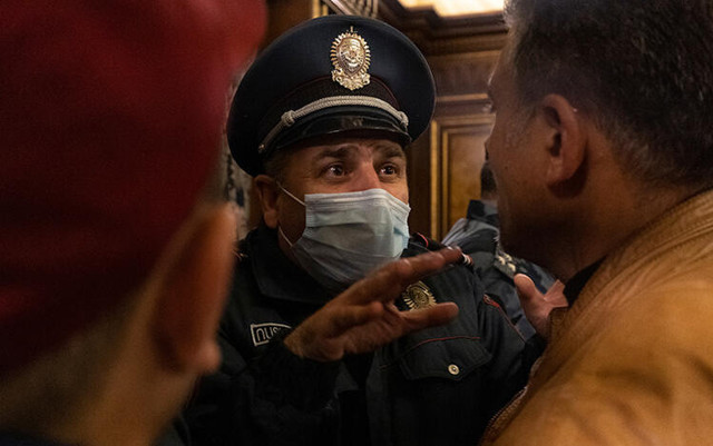 Ermenistan'da Paşinyan protestoları! Hükümet binası basıldı - Resim: 4