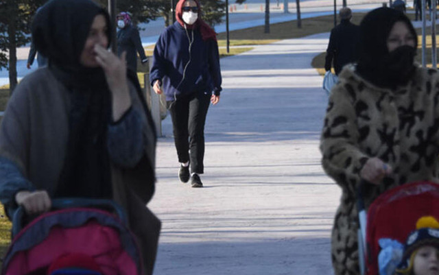 Yasağa aldırmadılar! Kısıtlamaya rağmen caddelerdeki kalabalık dikkat çekti - Resim: 2