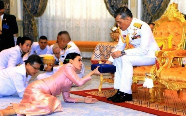 Resmi metresinin çıplak fotoğrafları sızan Tayland kralı süpürgeyle cezaevini süpürdü - Resim: 1