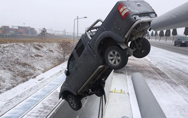 Konya'da köprüde böyle asılı kalmıştı! Meğer aracı 10 dakika önce satın almış - Resim: 0