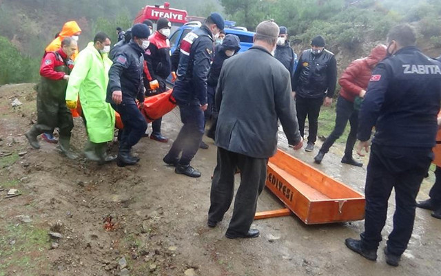 Balıkesir'de çöken köprüden düşüp suya kapılan kadının cesedi 4 kilometre ileride bulundu - Resim: 1