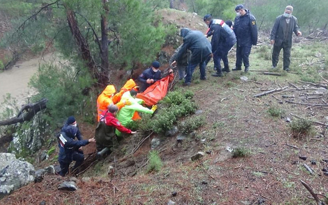 Balıkesir'de çöken köprüden düşüp suya kapılan kadının cesedi 4 kilometre ileride bulundu - Resim: 0