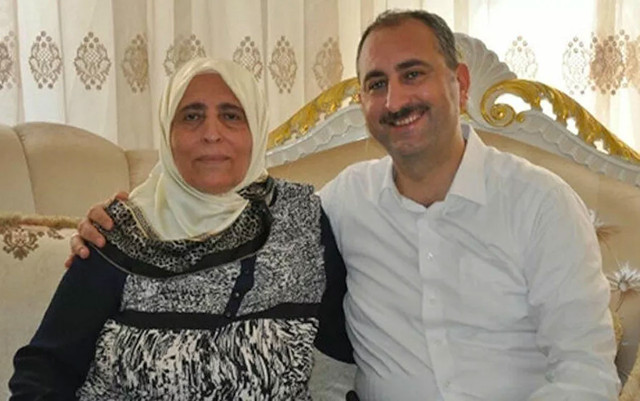 Erdoğan'dan annesi vefat eden Adalet Bakanı Abdülhamit Gül'e başsağlığı - Resim: 0