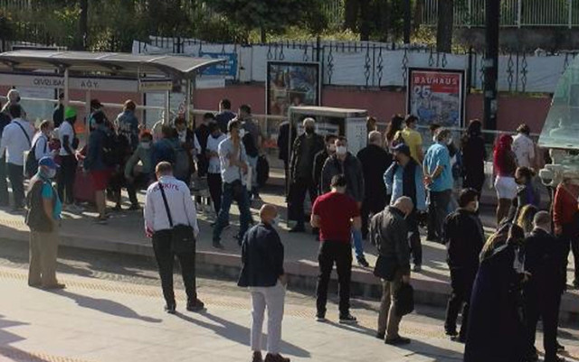 Cevizlibağ metrobüs durağı tıklım tıklım! Vatandaş toplu taşımada yoğunluğa isyan etti - Resim: 1