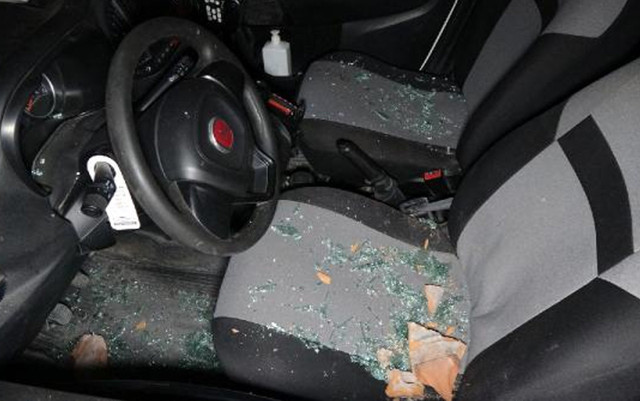 Edirne'de silahlı kavga ihbarına giden polis aracına kiremitli saldırı: 2 kişi gözaltında - Resim: 0