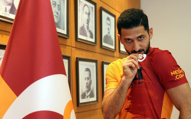 Galatasaray'da beklenen imza geldi! Emre Akbaba 2023'e kadar Cimbom'da - Resim: 0