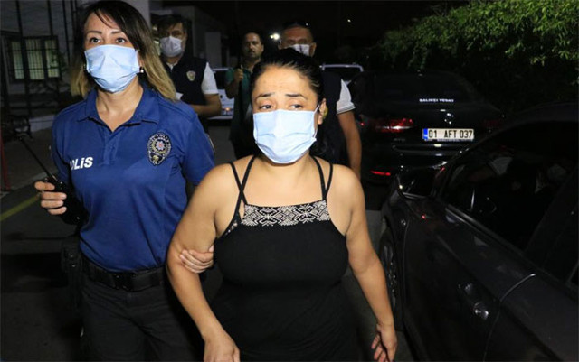 Adana'da iş yerine asılı Türk bayrağını koparan kadın, çöpe attı - Resim: 0