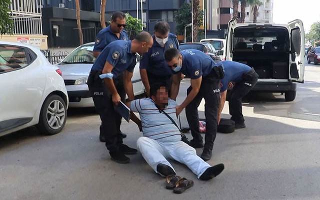 Sokakta çişini yaparken yakalandı, kelepçelenince kemanının derdine düştü - Resim: 0