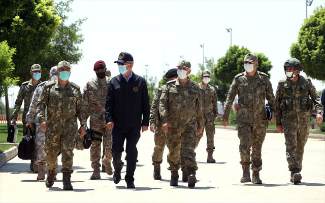 Hulusi Akar ve Komutanlar sınırda! Birliklerin sevk yerindeler - Resim: 0