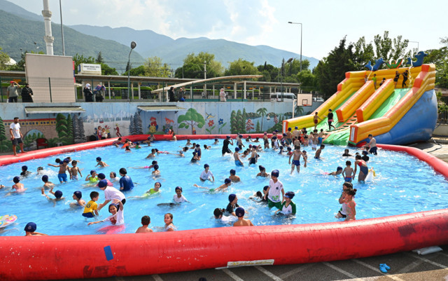 Bursa Büyükşehir Belediyesi'nden çocuklara müthiş etkinlik: Okul bahçesini aquapark yaptılar - Resim: 4