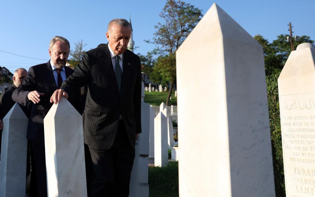 Cumhurbaşkanı Erdoğan, Aliya İzzetbegoviç’in kabrini ziyaret etti - Resim: 0