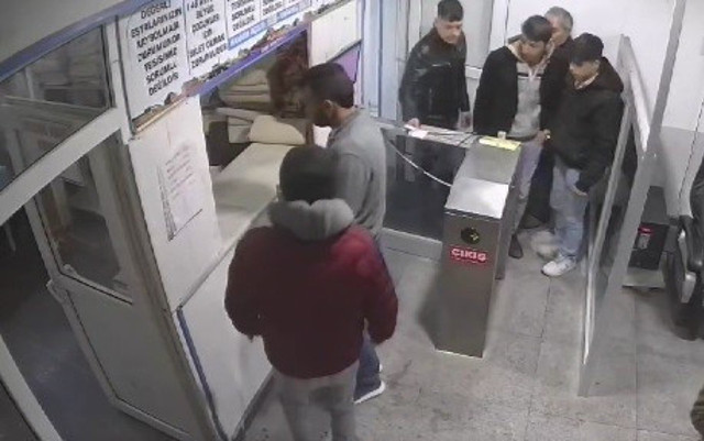 Araba çalıp hamama gittiler! Keyifçi hırsızlar peştamalla yakalandı - Resim: 0