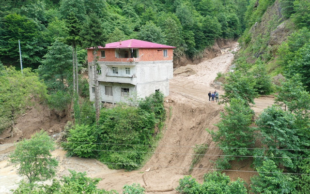 Trabzon'da heyelan: 3 ev boşaltıldı - Resim: 1