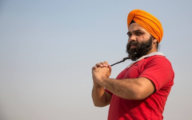 İnanılır gibi değil! Sakalıyla kadını kaldırdı - Resim: 2