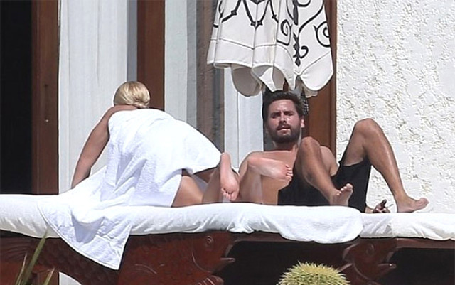 Seks bağımlısı sevgilisinin yanında çıplak güneşlendi - Resim: 1