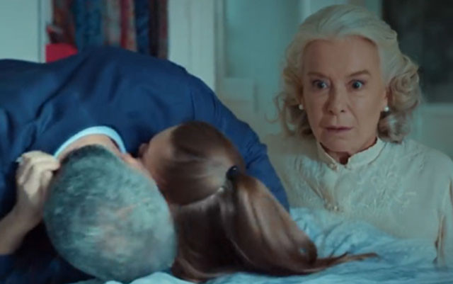 İstanbullu Gelin'de Süreyya ile Faruk'un yatak sahnesi Esma'ya fena yakalandılar  - Resim: 1