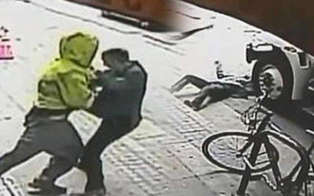 Korkunç görüntüler! Yaşlı adam kamyonun tekerine sıkıştı - Resim: 1