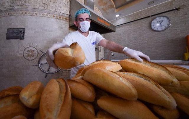 Koronavirüs nedeniyle sokağa çıkamayan ekmek yiyor! Fırınlar yetişemiyor - Resim: 0