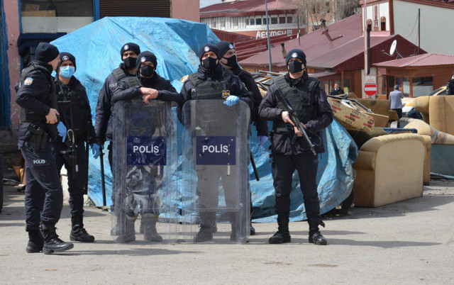 Erzurum'da pazarcıların yer kavgası karakolun önüne kadar taşındı - Resim: 1