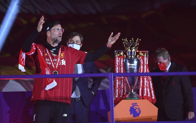 Liverpool 30 yıl sonra kazandığı şampiyonluğun kupasını kaldırdı - Resim: 0