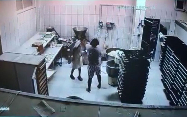 14 yaşındaki üvey oğlunu iş yerinde tekme tokat dövdü görüntüler isyan ettirdi - Resim: 0