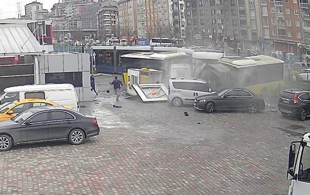 İstanbul'da Tramvay İETT otobüsü ile çarpıştı deprem oluyor sandılar o anın videosu korkunç - Resim: 1