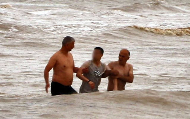 Karadeniz'de can pazarı! 16 yaşındaki çocuk iskeleden denize düştü - Resim: 0