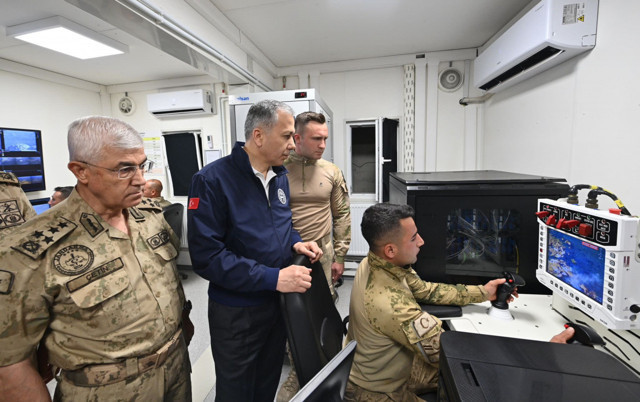 İçişleri Bakanı Ali Yerlikaya sınırda incelemelerde bulundu - Resim: 0