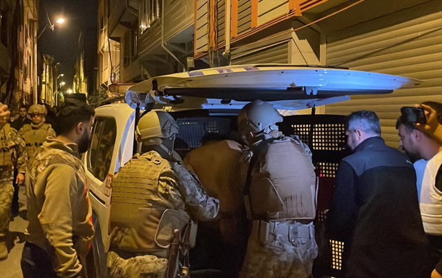 Bursa'da komşularını rahatsız edip polise silah çeken kişiye "özel tim" müdahalesi - Resim: 1