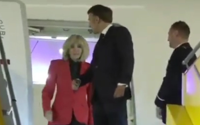 Fransa Cumhurbaşkanı Emmanuel Macron eşinden tokat yedi! İşte o anlar... - Resim: 1