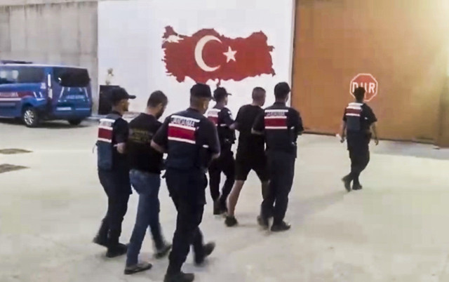 Mersin'de benzin döküp orman yangını çıkaran 2 kişi tutuklandı! - Resim: 1