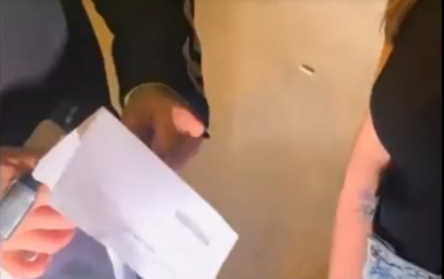 Bu ne cesaret! Sınava girmeden ehliyet aldı, utanmadan zarfı polise açtırdı! - Resim: 0