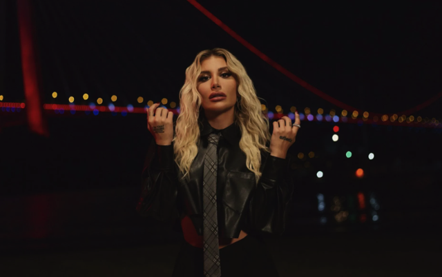 Şarkıcı İrem Derici, kafasında 40 dikişle sahneye çıktı! Düştüğü anları anlattı - Resim: 0