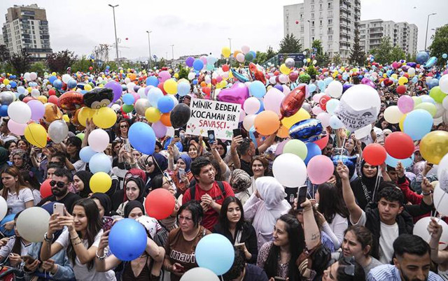 Sakarya'da kanseri yenen 8 yaşındaki çocuk için balonlar uçuruldu... - Resim: 0