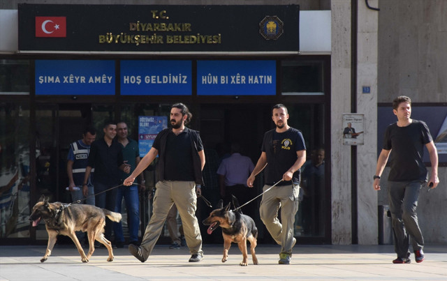 Mardin Diyarbakır ve Van büyükşehir belediye başkanları görevden alındı - Resim: 0