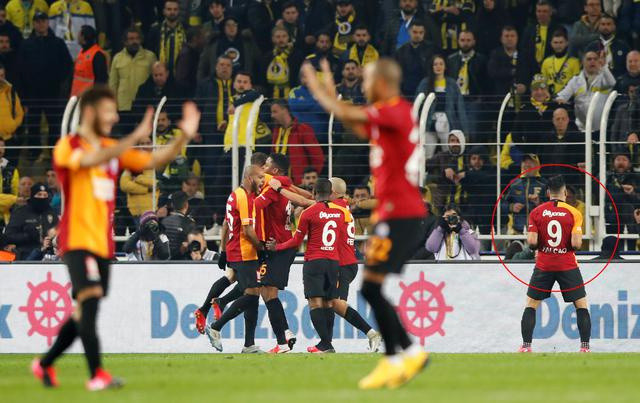 Galatasaraylı Falcao Fenerbahçe taraftarını çıldırttı - Resim: 0