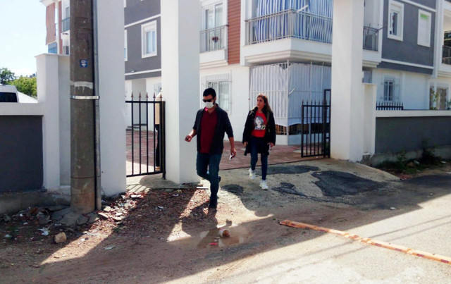 Antalya'da eski kocasını sırtından bıçakladı daha önce de bıçakla kovalamış - Resim: 0