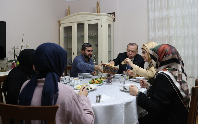 Emine Erdoğan'dan iftar sofrasında misafir oldukları aileye teşekkür - Resim: 0