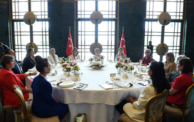 Emine Erdoğan, kadın büyükelçi ve büyükelçi eşleriyle buluştu - Resim: 0