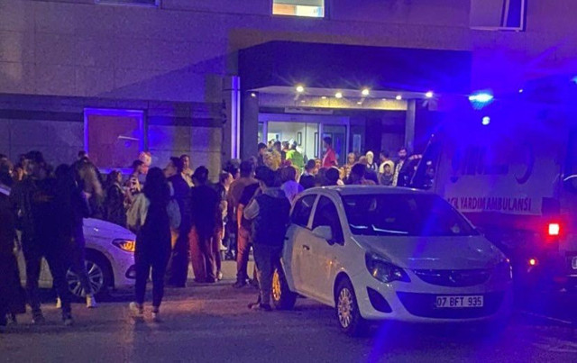 Kibariye konserde sahneden düştü: Hastanelik oldu! O anlar saniye saniye kamerada - Resim: 2