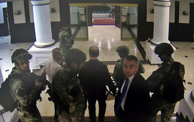 15 Temmuz gecesi alnına silah dayamışlardı! Hulusi Akar yaşananları anlattı: "Sık ulan şerefsiz" - Resim: 0