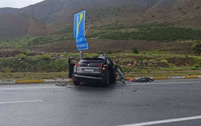 Erzincan'da takla atan otomobildeki 1 kişi öldü, 2 kişi yaralandı - Resim: 0